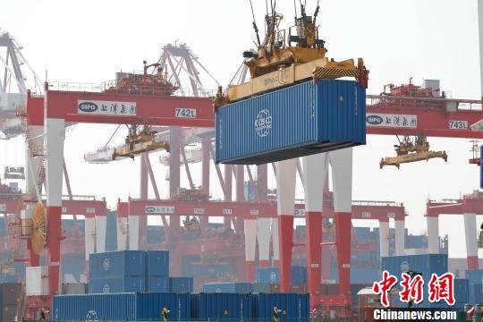 上海港年吞吐量有望达4000万标准箱 张亨伟 摄