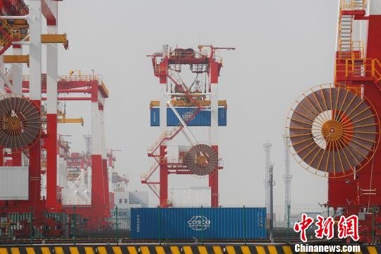 上海港年吞吐量破4000万标准箱继续保持“世界第一”