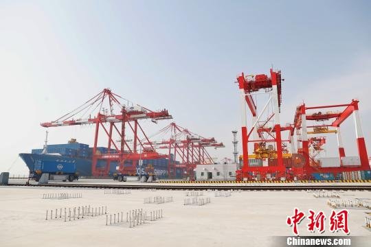 上海港年吞吐量破4000万标准箱 张亨伟 摄