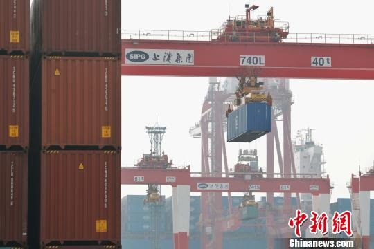 上海港年吞吐量破4000万标准箱 张亨伟 摄