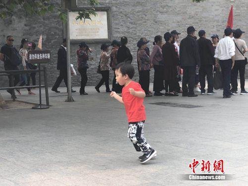 5月10日,一名儿童在北京北海公园玩耍。 点击进入下一页